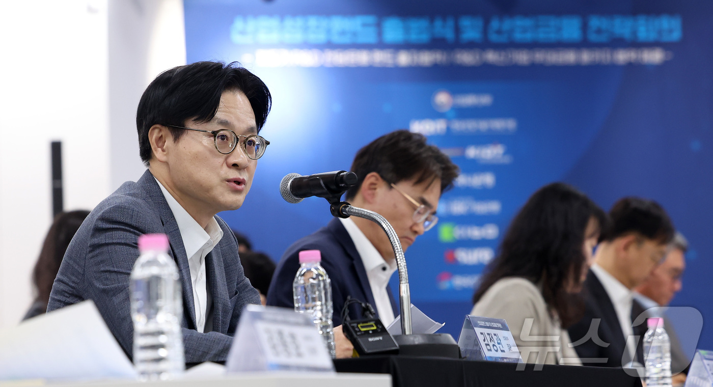 (서울=뉴스1) 김성진 기자 = 김정관 산업통상부 장관이 18일 서울 영등포구 여의도 SK증권빌딩에서 열린 산업성장펀드 출범식 및 산업금융 전략회의에서 모두발언을 하고 있다. 20 …