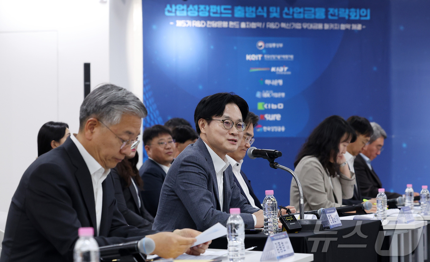 (서울=뉴스1) 김성진 기자 = 김정관 산업통상부 장관이 18일 서울 영등포구 여의도 SK증권빌딩에서 열린 산업성장펀드 출범식 및 산업금융 전략회의에서 모두발언을 하고 있다. 20 …