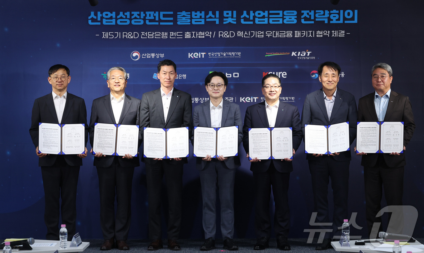 (서울=뉴스1) 김성진 기자 = 김정관 산업통상부 장관(가운데)이 18일 서울 영등포구 여의도 SK증권빌딩에서 열린 산업성장펀드 출범식 및 산업금융 전략회의에서 산업 R&D 혁신기 …