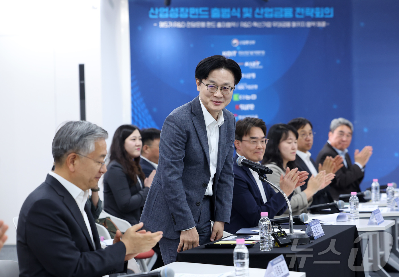 (서울=뉴스1) 김성진 기자 = 김정관 산업통상부 장관이 18일 서울 영등포구 여의도 SK증권빌딩에서 열린 산업성장펀드 출범식 및 산업금융 전략회의에서 인사하고 있다. 2026.5 …