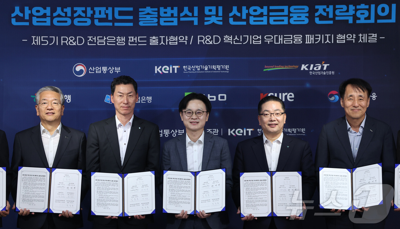 (서울=뉴스1) 김성진 기자 = 김정관 산업통상부 장관(가운데)이 18일 서울 영등포구 여의도 SK증권빌딩에서 열린 산업성장펀드 출범식 및 산업금융 전략회의에서 산업 R&D 혁신기 …