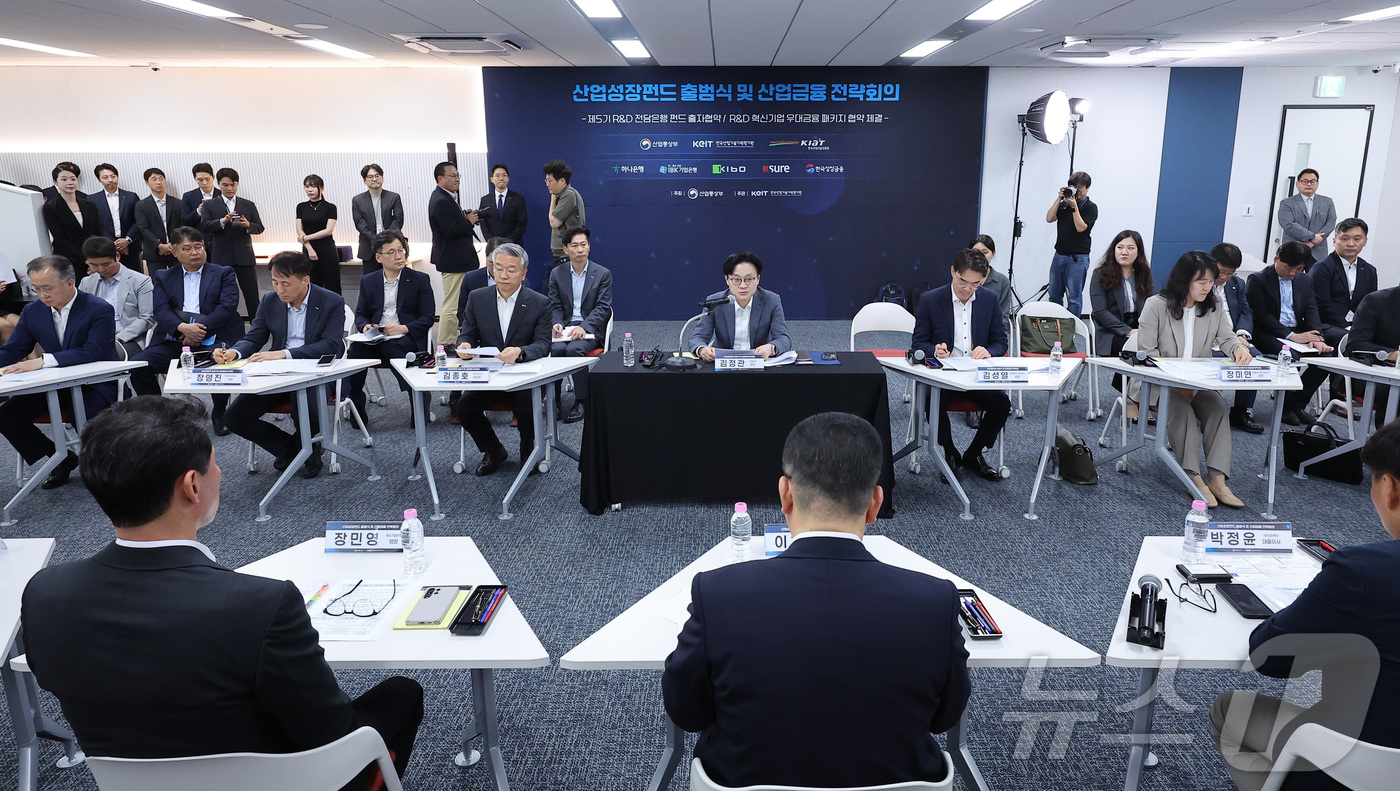 (서울=뉴스1) 김성진 기자 = 김정관 산업통상부 장관이 18일 서울 영등포구 여의도 SK증권빌딩에서 열린 산업성장펀드 출범식 및 산업금융 전략회의에서 모두발언을 하고 있다. 20 …