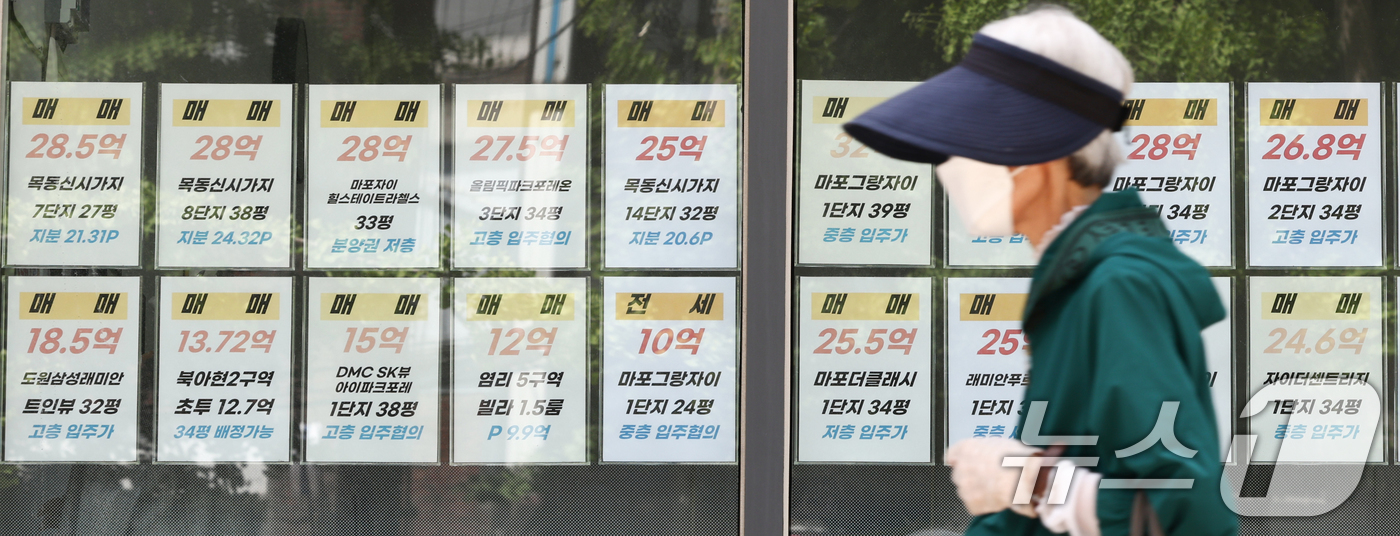 (서울=뉴스1) 최지환 기자 = 18일 한국부동산원 주간아파트가격동향에 따르면, 올해 초부터 5월 2주(11일 기준)까지 서울 아파트 값은 누적 3.10% 상승했다. 이는 지난해 …