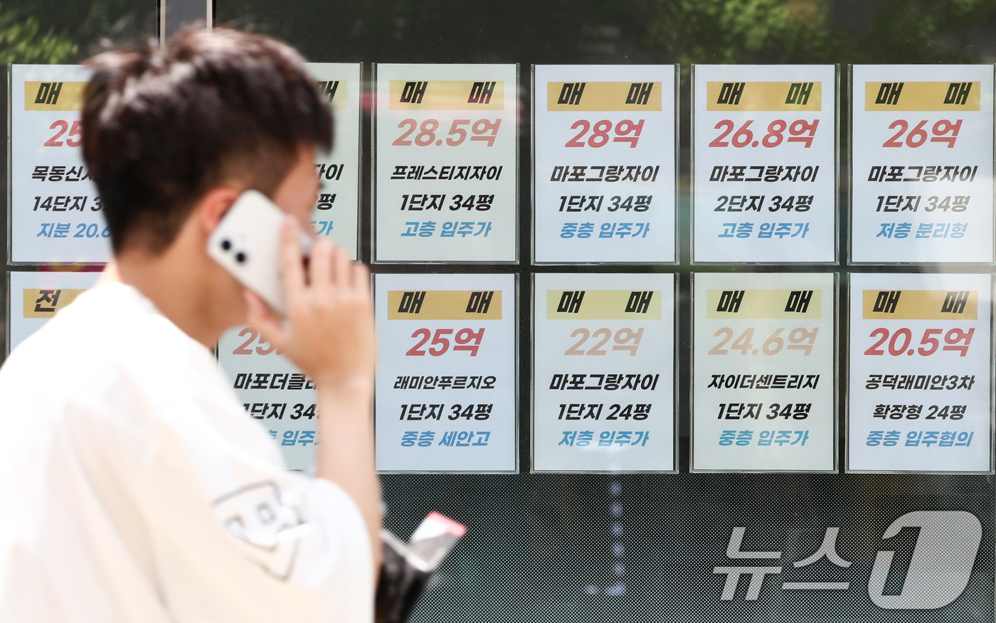 (서울=뉴스1) 최지환 기자 = 18일 한국부동산원 주간아파트가격동향에 따르면, 올해 초부터 5월 2주(11일 기준)까지 서울 아파트 값은 누적 3.10% 상승했다. 이는 지난해 …