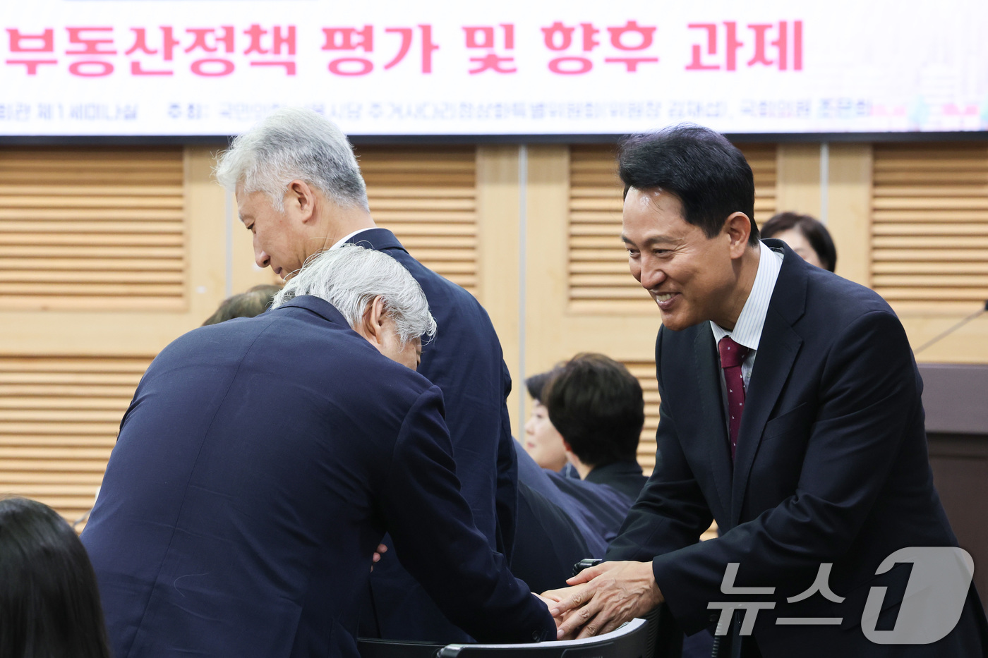 (서울=뉴스1) 신웅수 기자 = 오세훈 국민의힘 서울시장 후보가 18일 서울 여의도 국회 의원회관에서 열린 이재명 정부 1년 부동산정책 평가 및 향후 과제 세미나에서 참석자들과 인 …