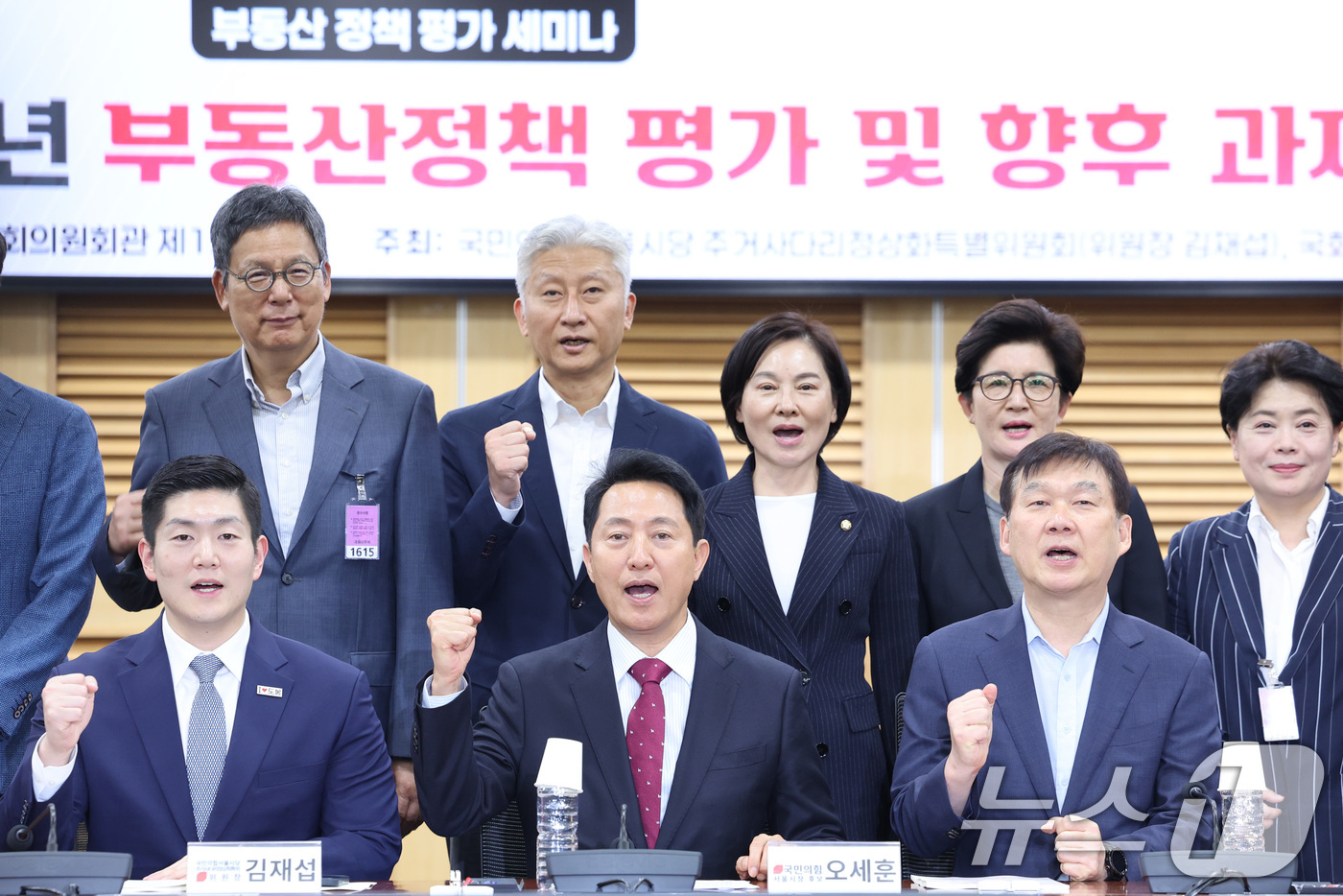 (서울=뉴스1) 신웅수 기자 = 오세훈 국민의힘 서울시장 후보가 18일 서울 여의도 국회 의원회관에서 열린 이재명 정부 1년 부동산정책 평가 및 향후 과제 세미나에서 참석자들과 기 …