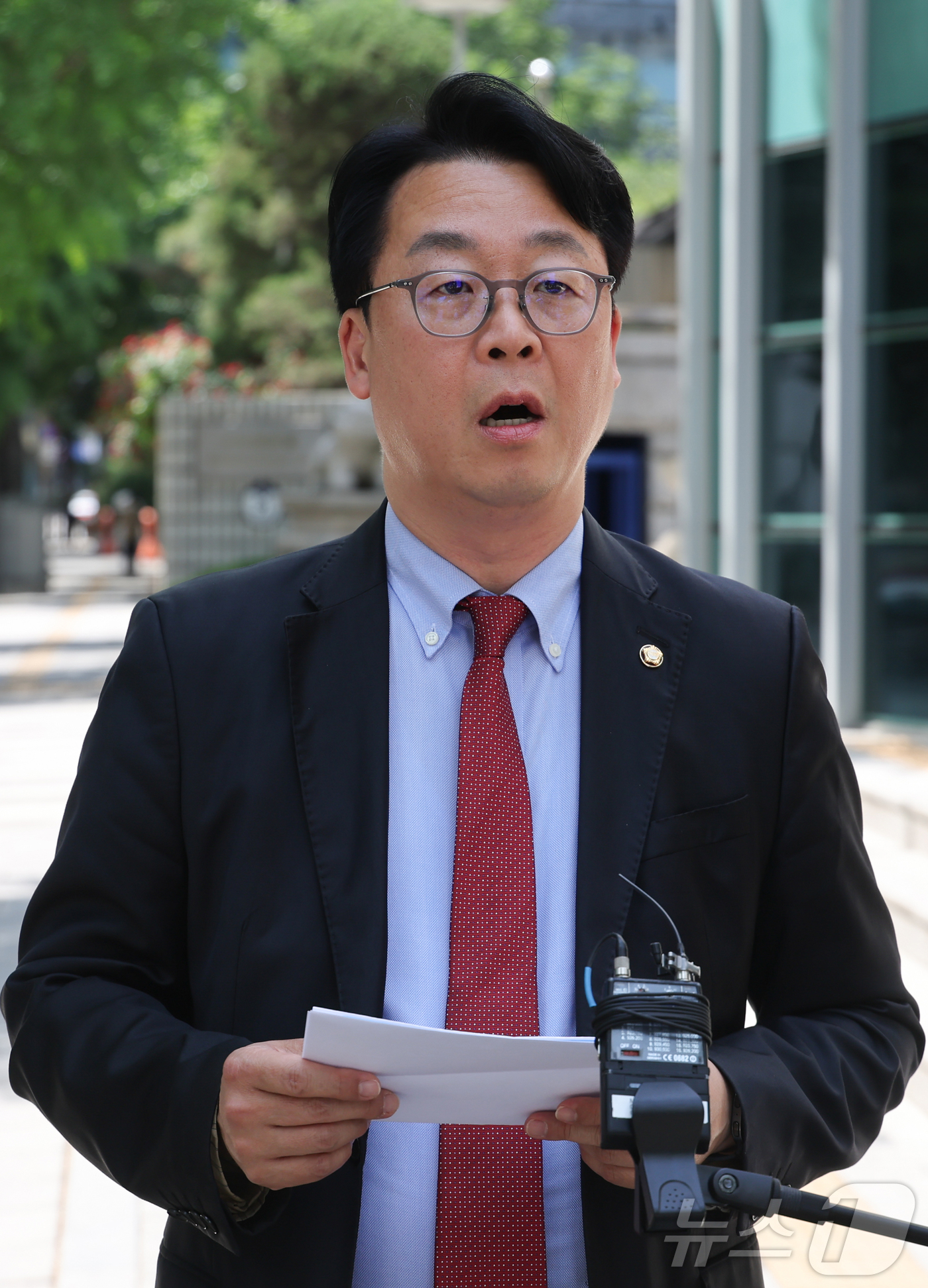 (서울=뉴스1) 이종수 인턴기자 = 국민의힘 클린선거본부장인 곽규택 의원이 18일 서울 종로구 서울경찰청 민원실 앞에서 정원오 더불어민주당 서울시장 후보 고발 관련 입장을 밝히고 …