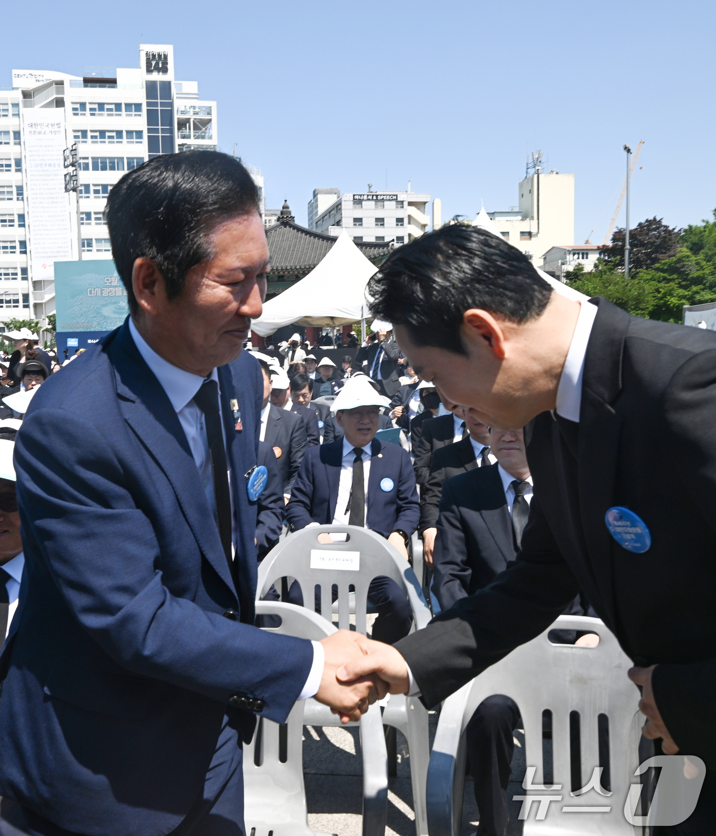 (광주=뉴스1) 광주전남사진기자단 = 정청래 더불어민주당 대표와 장동혁 국민의힘 대표가 18일 46주년 5·18민주화운동 정부기념식이 열린 광주 동구 옛 전남도청 앞 5·18민주광 …
