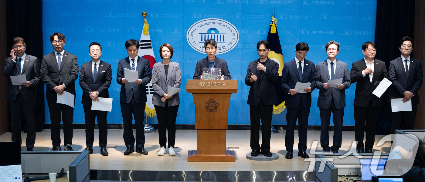 (서울=뉴스1) 유승관 기자 = 국회 행정안전위원회 윤건영 더불어민주당 간사를 비롯한 여당 위원들이 18일 서울 여의도 국회 소통관에서 GTX-A 삼성역 철근누락 사건 등 서울시 …