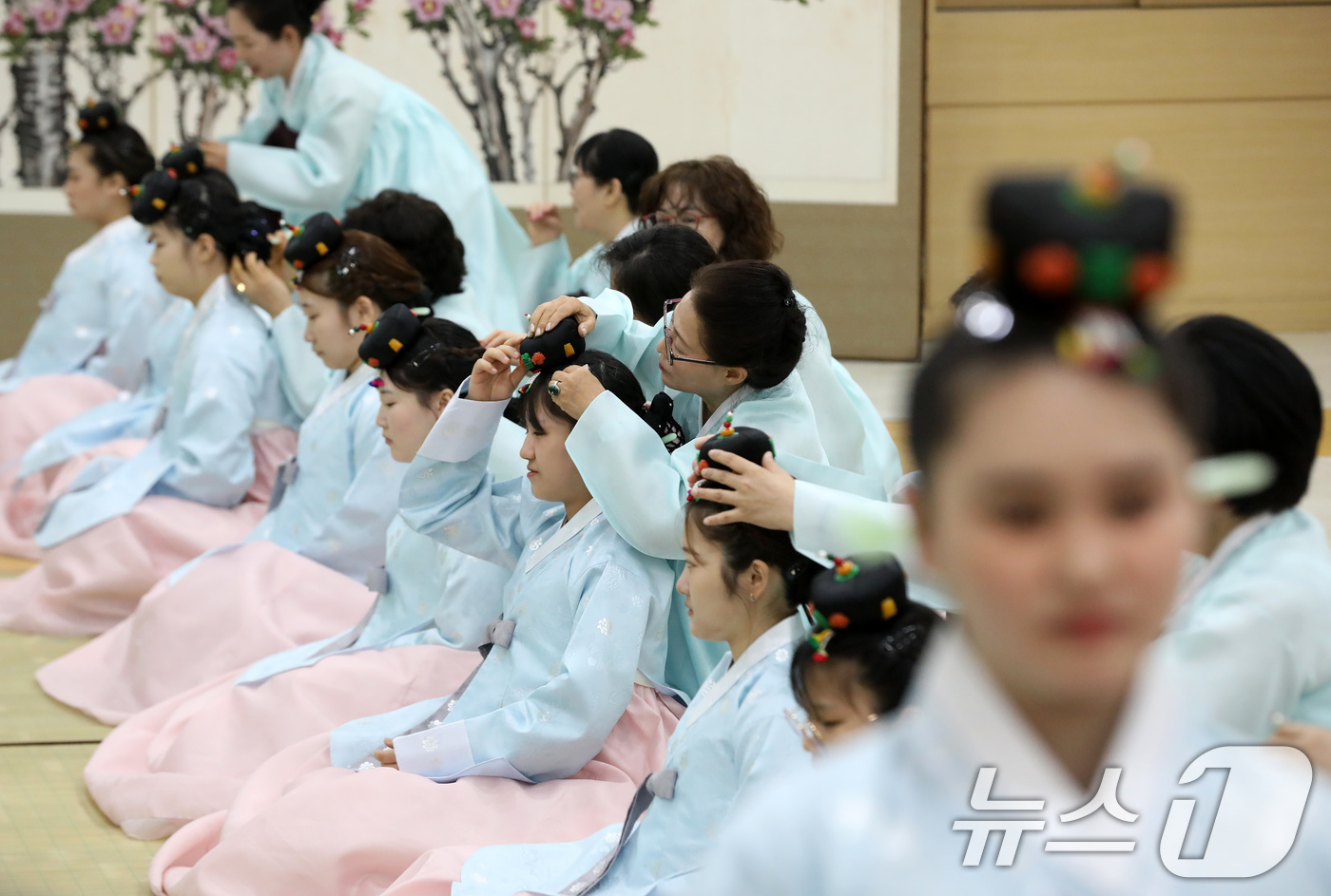 (부산=뉴스1) 윤일지 기자 = 성년의 날인 18일 오후 부산 사상구 부산시여성문화회관 대강당에서 열린 '전통 성년례'에서 여성 참가자들이 비녀를 꽂는 계례 의식을 하고 있다. …