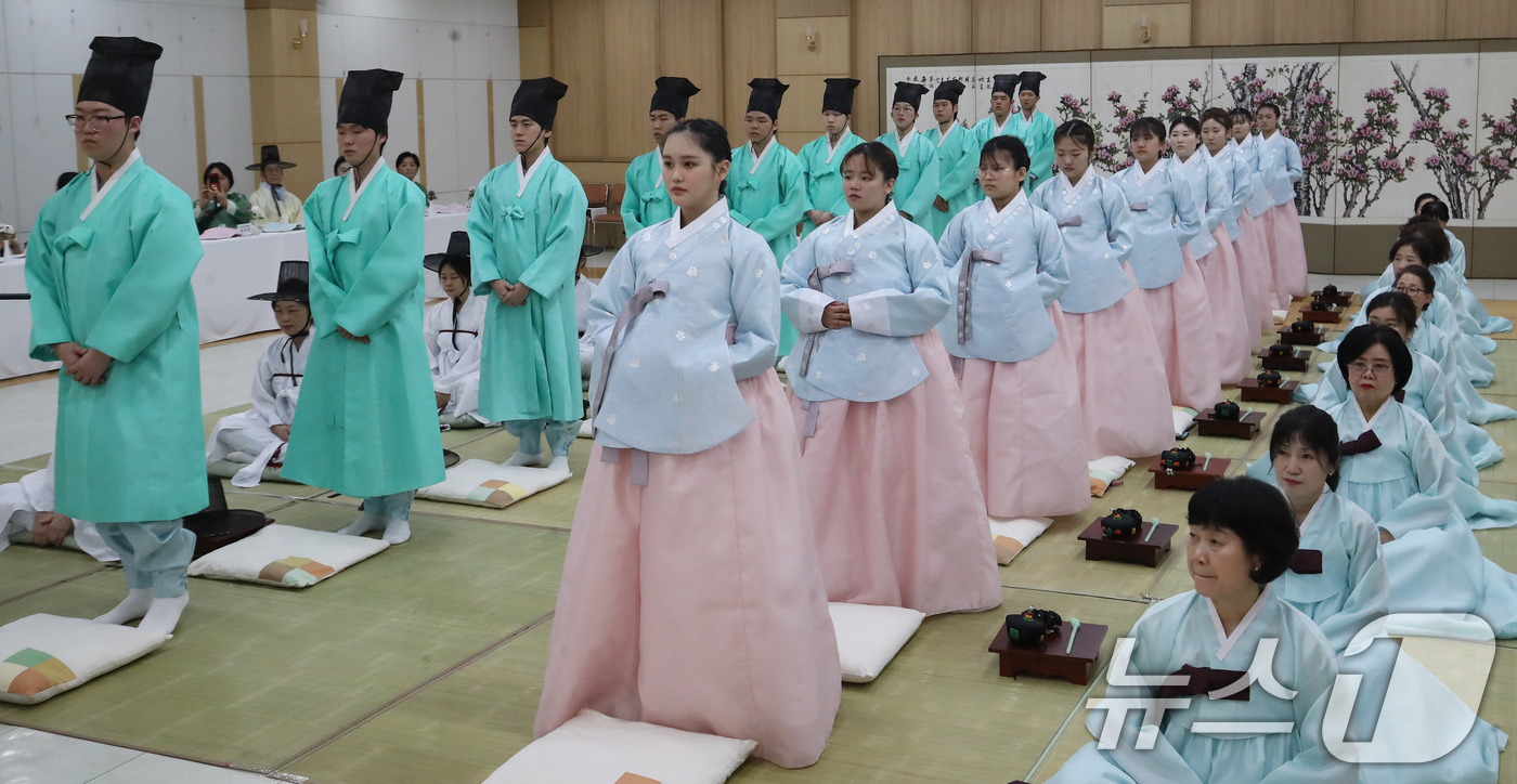 (부산=뉴스1) 윤일지 기자 = 성년의 날인 18일 오후 부산 사상구 부산시여성문화회관 대강당에서 남녀 참가자들이 '전통 성년례'를 하고 있다. 2026.5.18/뉴스1