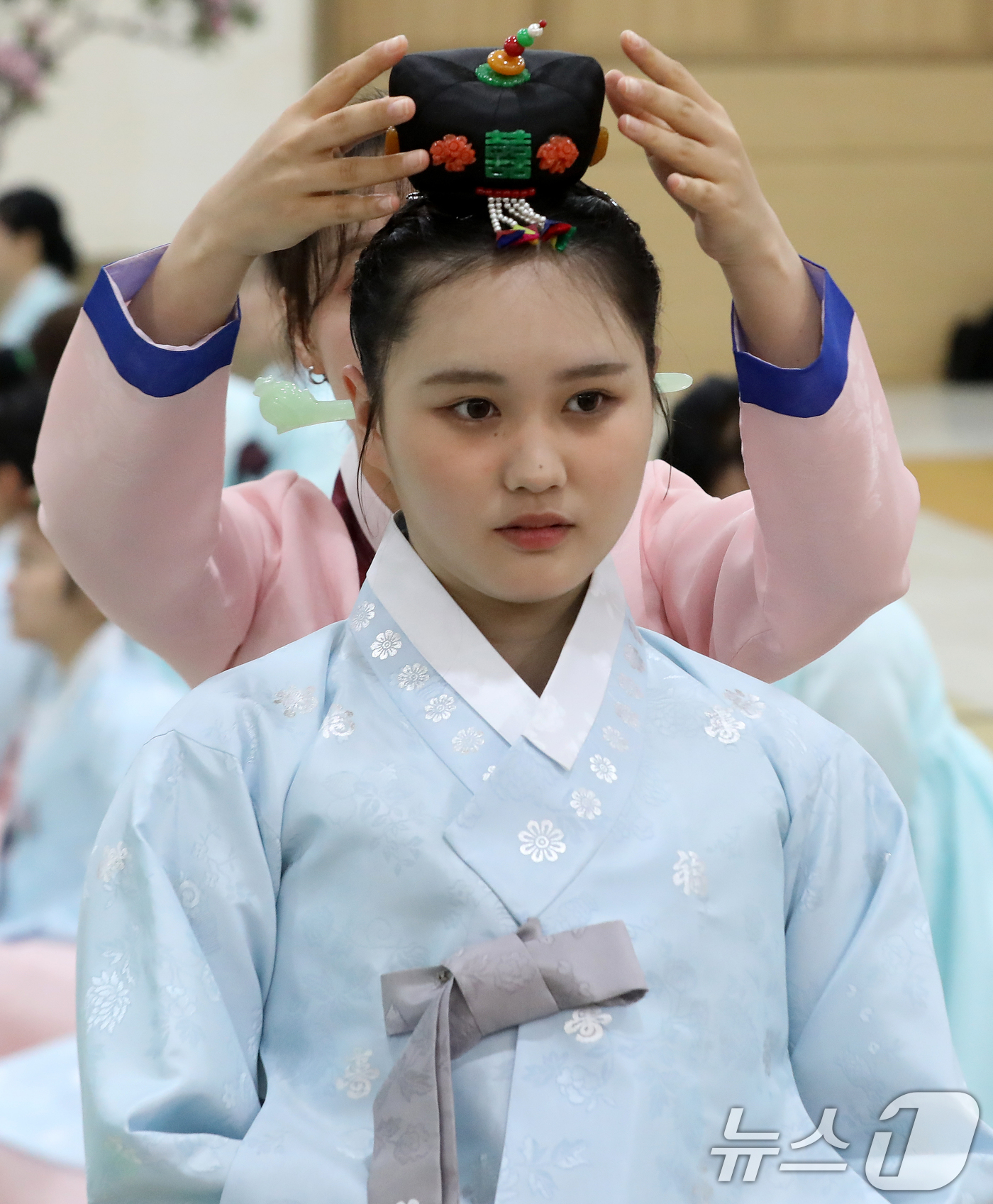 (부산=뉴스1) 윤일지 기자 = 성년의 날인 18일 오후 부산 사상구 부산시여성문화회관 대강당에서 열린 '전통 성년례'에서 여성 참가자들이 비녀를 꽂는 계례 의식을 하고 있다. …
