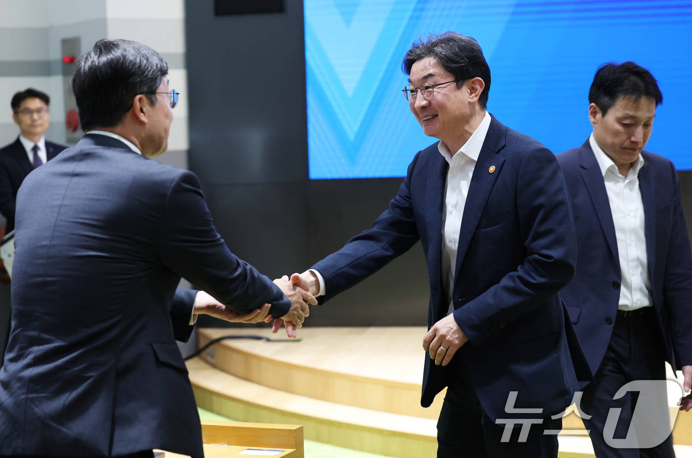 (서울=뉴스1) 오대일 기자 = 이억원 금융위원장이 18일 오후 서울 영등포구 산업은행 IR센터에서 열린 국민성장펀드-지역금융기관 협약식 및 성과점검·발전방향 세미나에서 참석자들과 …