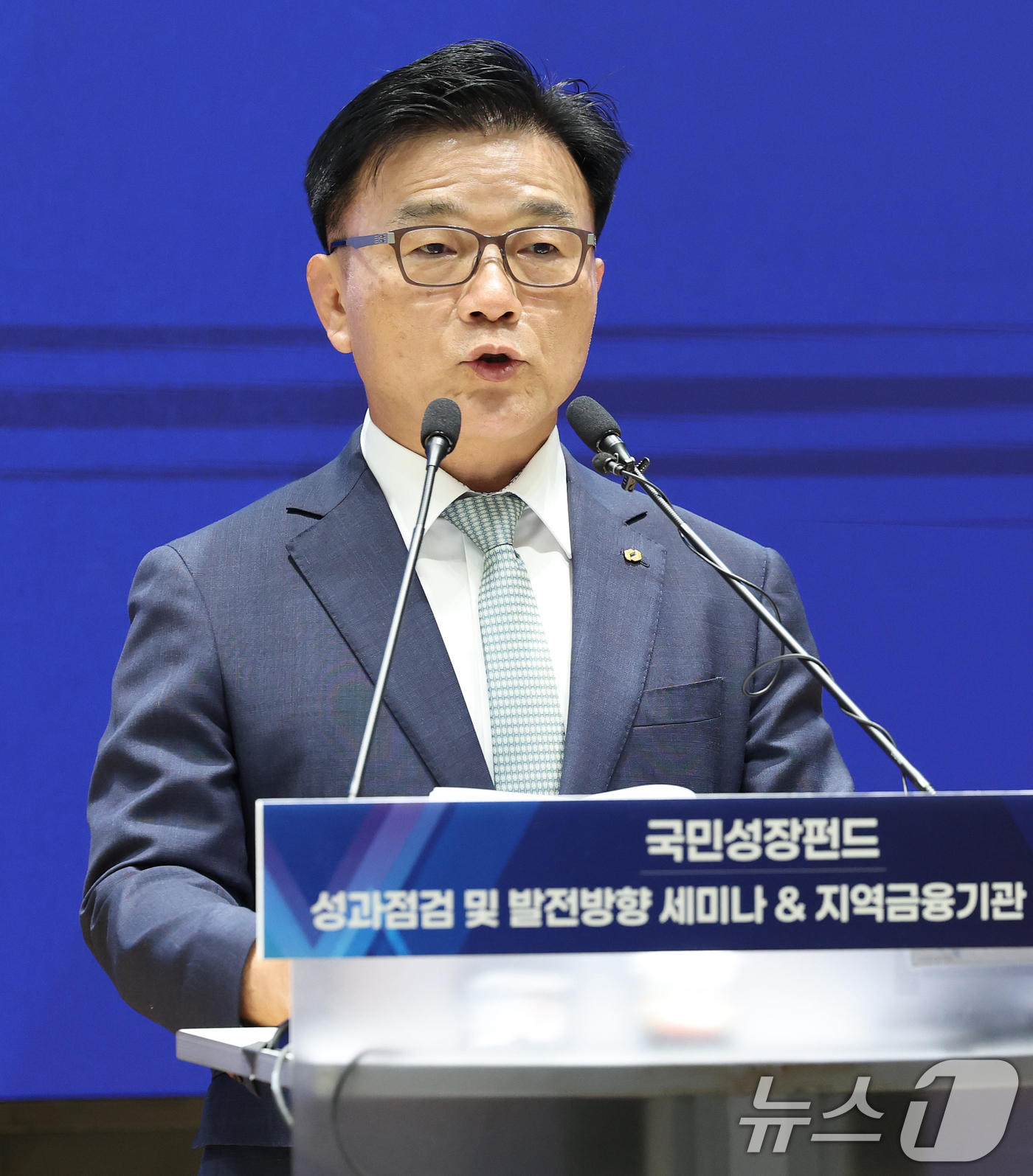 (서울=뉴스1) 오대일 기자 = 박상진 산업은행 회장이 18일 오후 서울 영등포구 산업은행 IR센터에서 열린 국민성장펀드-지역금융기관 협약식 및 성과점검·발전방향 세미나에서 인사말 …