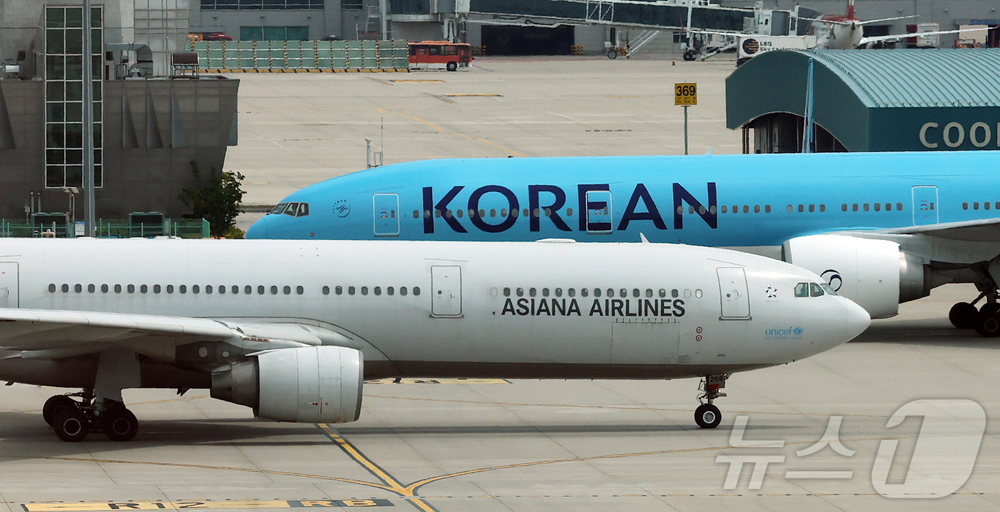 (인천공항=뉴스1) 김진환 기자 = 대한항공과 아시아나항공이 6월 발권하는 한국 출발 국제선 유류할증료를 5월 적용됐던 33단계에서 27단계로 6단계 낮춘다.중동 정세 불안 등으로 …