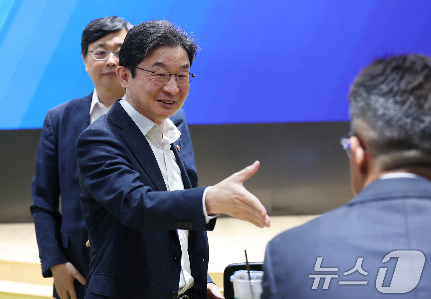(서울=뉴스1) 오대일 기자 = 이억원 금융위원장이 18일 오후 서울 영등포구 산업은행 IR센터에서 열린 국민성장펀드-지역금융기관 협약식 및 성과점검·발전방향 세미나에서 참석자들과 …