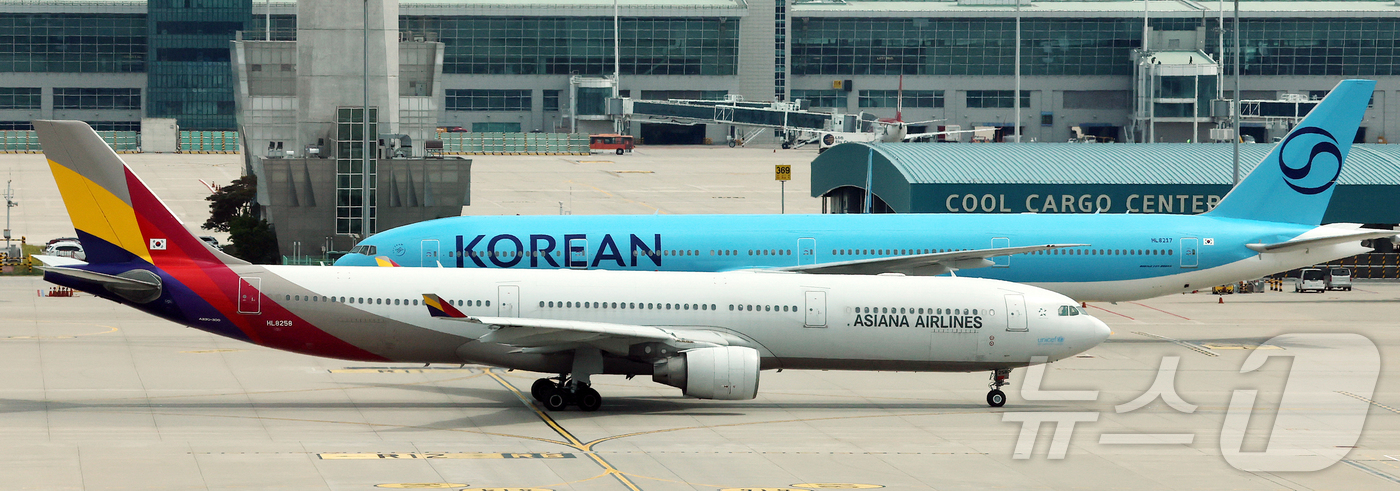 (인천공항=뉴스1) 김진환 기자 = 대한항공과 아시아나항공이 6월 발권하는 한국 출발 국제선 유류할증료를 5월 적용됐던 33단계에서 27단계로 6단계 낮춘다.중동 정세 불안 등으로 …