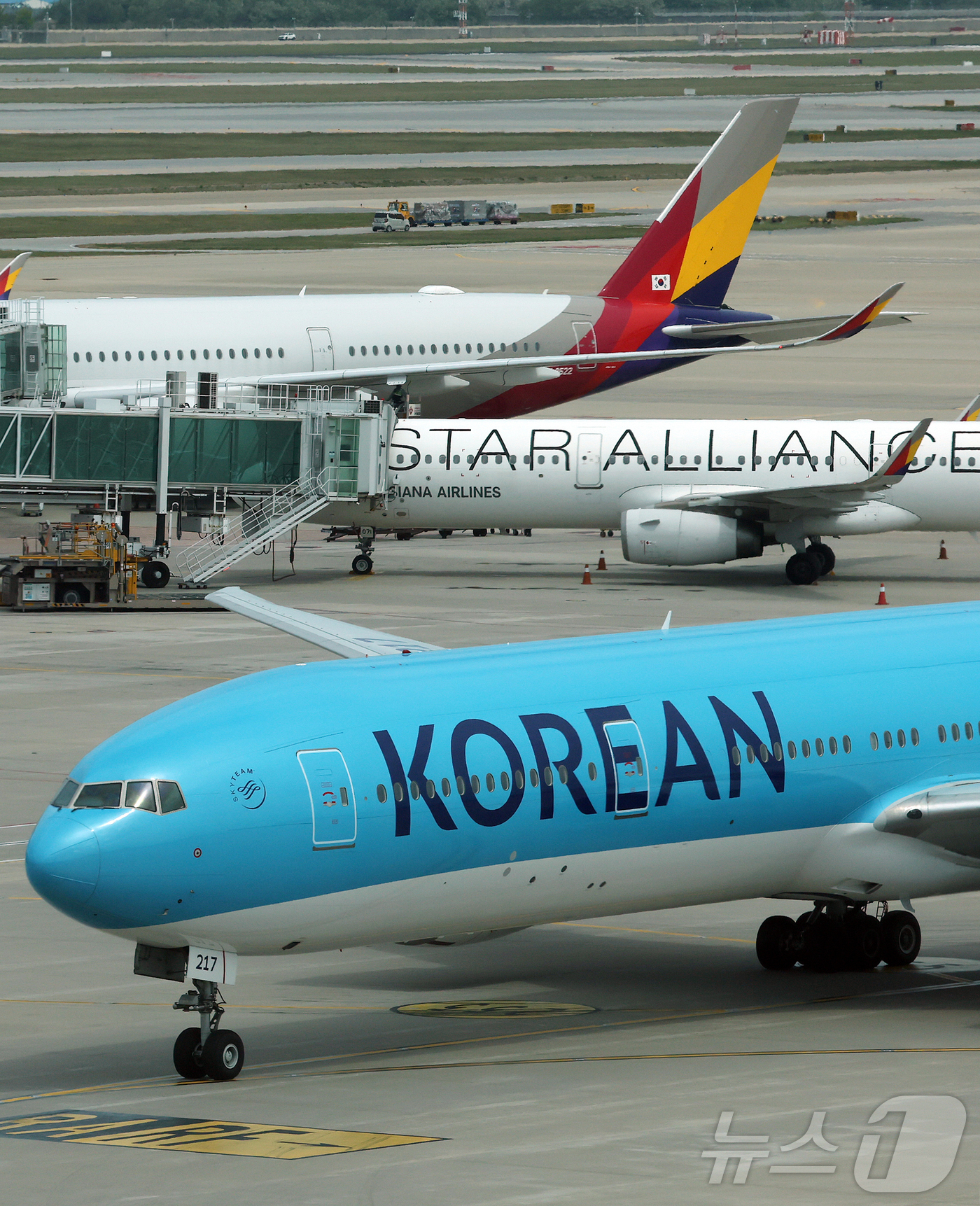 (인천공항=뉴스1) 김진환 기자 = 대한항공과 아시아나항공이 6월 발권하는 한국 출발 국제선 유류할증료를 5월 적용됐던 33단계에서 27단계로 6단계 낮춘다.중동 정세 불안 등으로 …