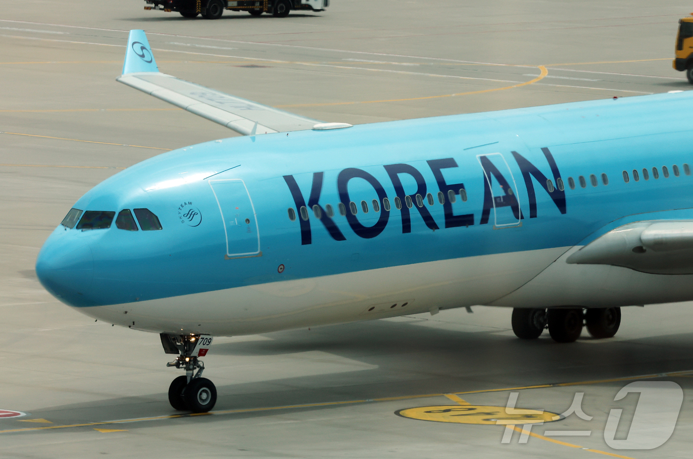 (인천공항=뉴스1) 김진환 기자 = 대한항공과 아시아나항공이 6월 발권하는 한국 출발 국제선 유류할증료를 5월 적용됐던 33단계에서 27단계로 6단계 낮춘다.중동 정세 불안 등으로 …