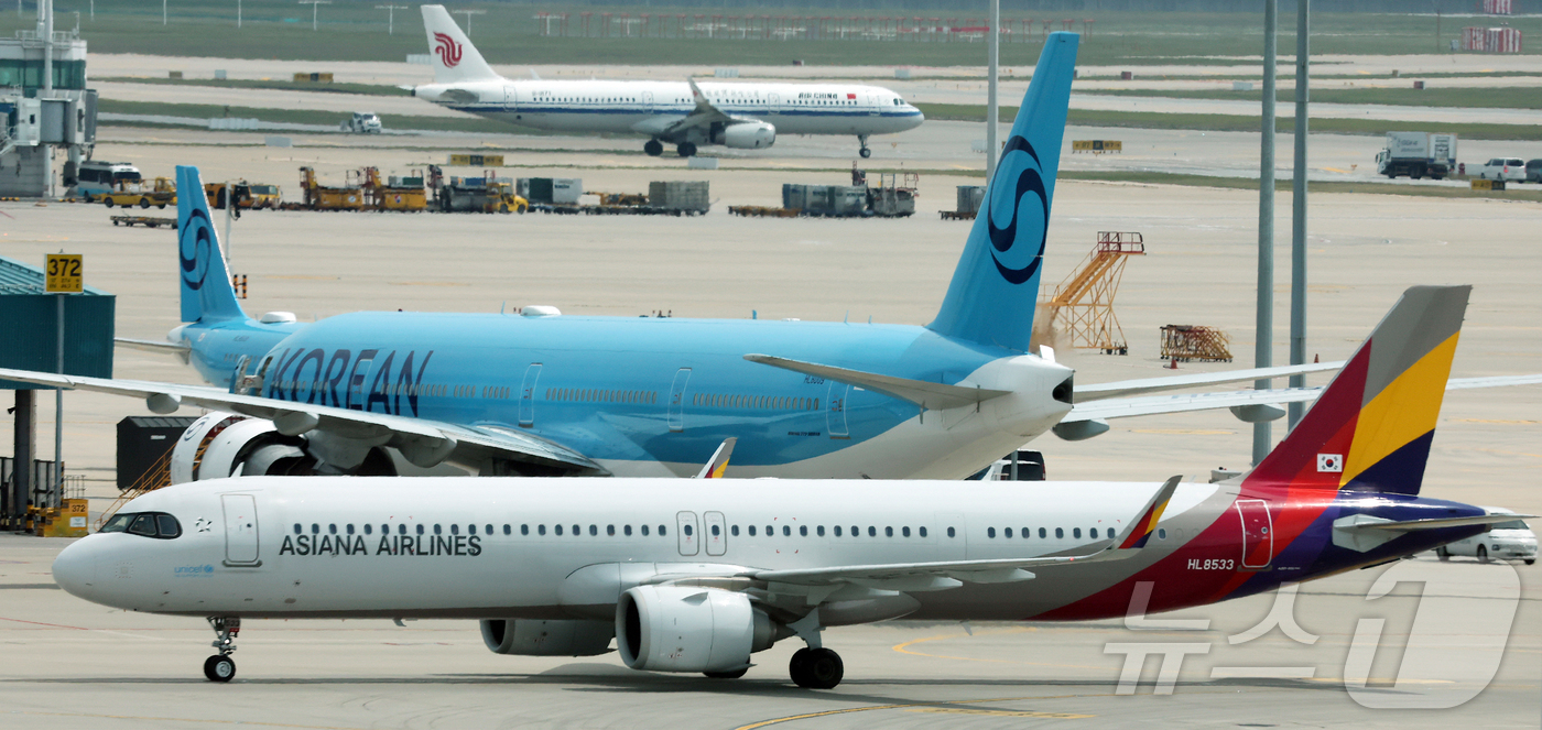 (인천공항=뉴스1) 김진환 기자 = 대한항공과 아시아나항공이 6월 발권하는 한국 출발 국제선 유류할증료를 5월 적용됐던 33단계에서 27단계로 6단계 낮춘다.중동 정세 불안 등으로 …