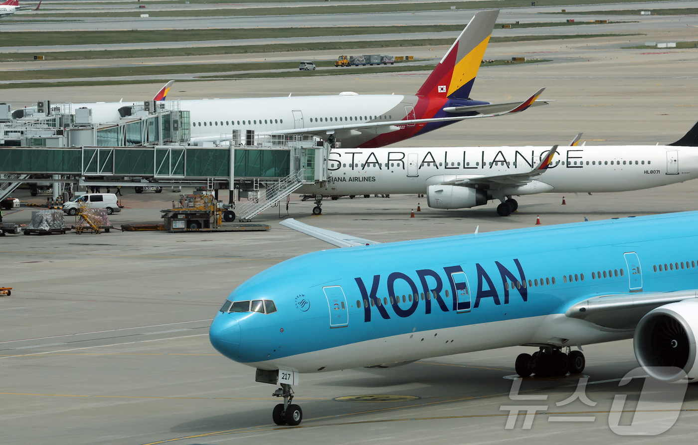(인천공항=뉴스1) 김진환 기자 = 대한항공과 아시아나항공이 6월 발권하는 한국 출발 국제선 유류할증료를 5월 적용됐던 33단계에서 27단계로 6단계 낮춘다.중동 정세 불안 등으로 …