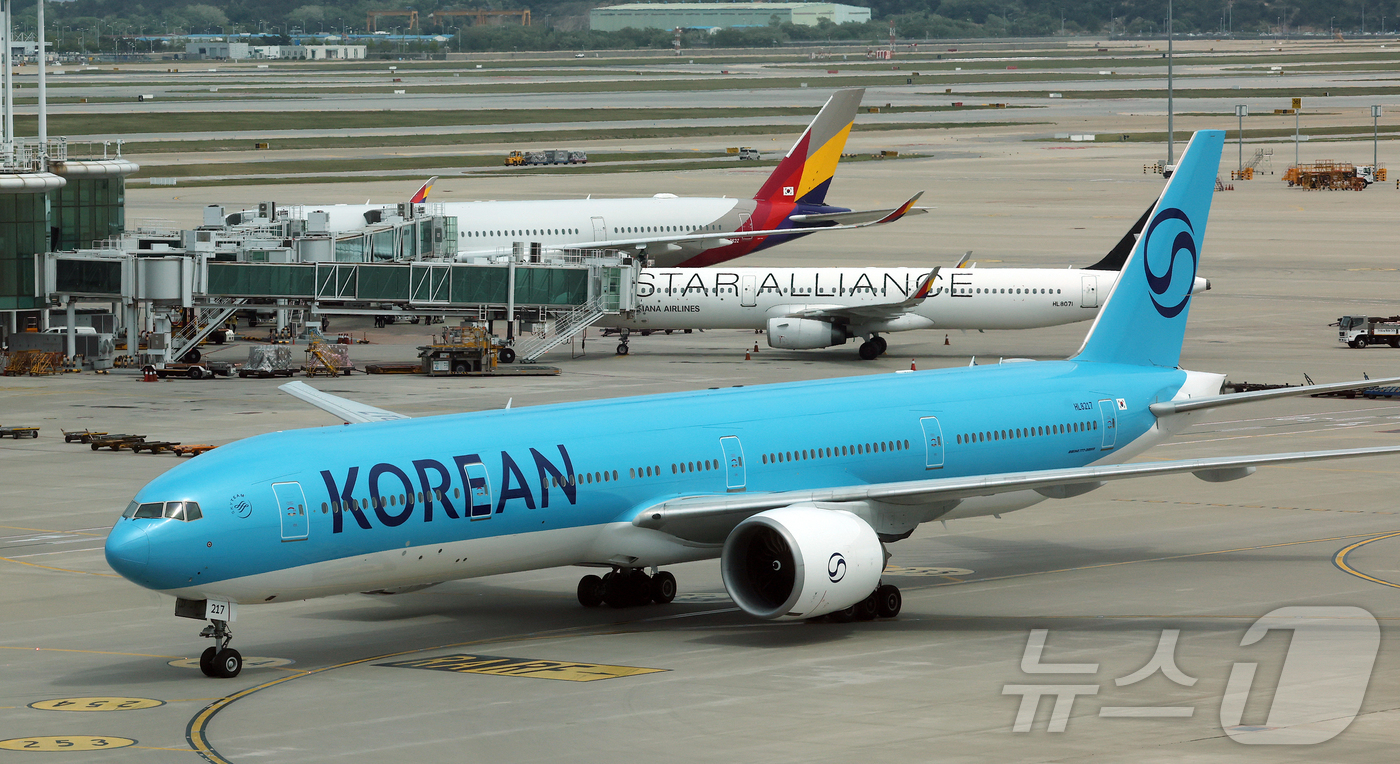 (인천공항=뉴스1) 김진환 기자 = 대한항공과 아시아나항공이 6월 발권하는 한국 출발 국제선 유류할증료를 5월 적용됐던 33단계에서 27단계로 6단계 낮춘다.중동 정세 불안 등으로 …