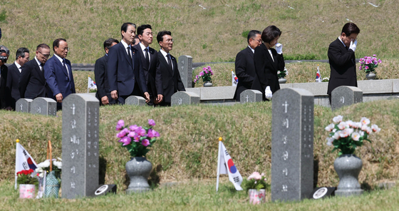 5·18 묘역서 눈물 닦는 이재명 대통령 부부
