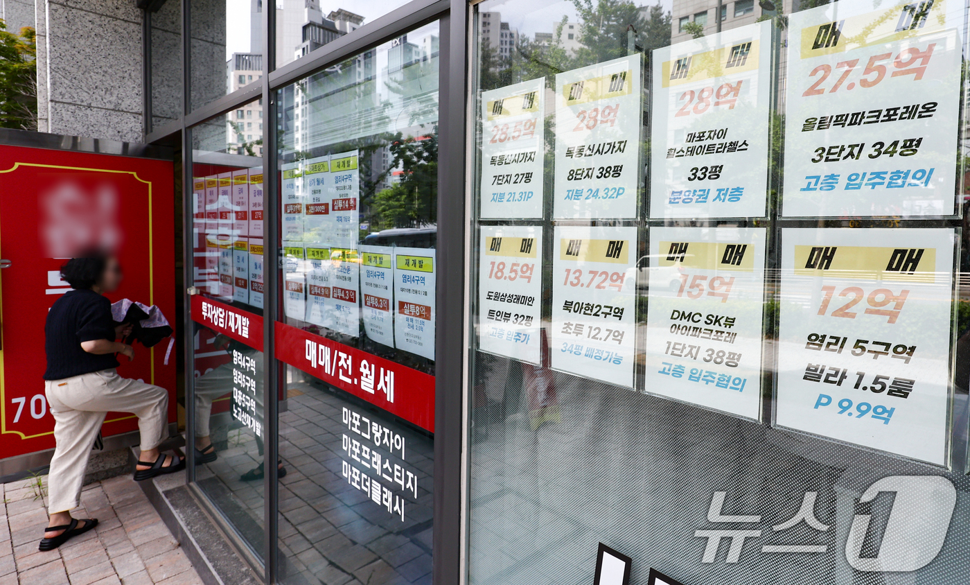 (서울=뉴스1) 최지환 기자 = 18일 한국부동산원 주간아파트가격동향에 따르면, 올해 초부터 5월 2주(11일 기준)까지 서울 아파트 값은 누적 3.10% 상승했다. 이는 지난해 …