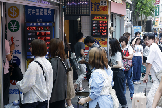 다시 1,500원대로 올라선 달러·원 환율에 환전소 '북적북적'