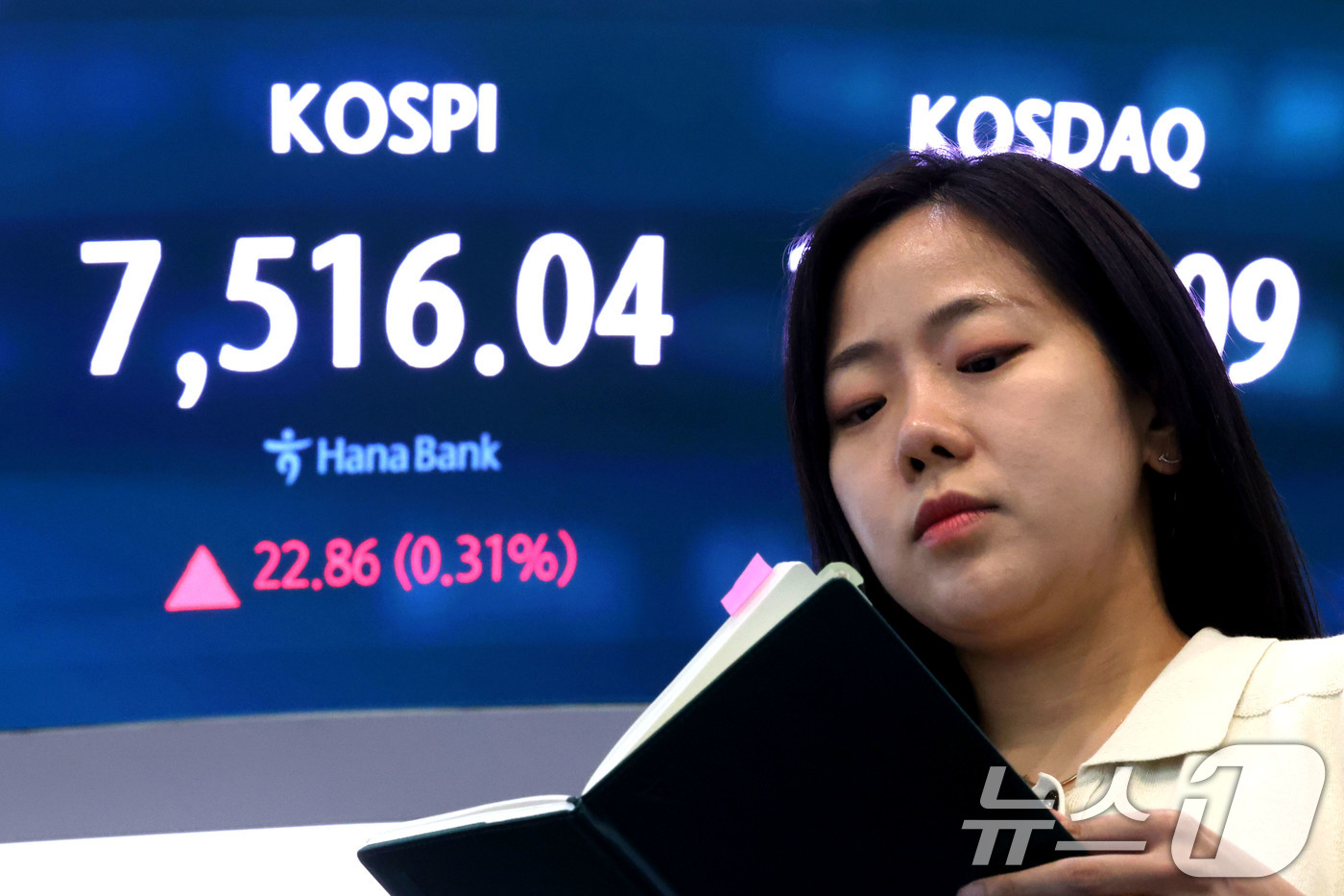 (서울=뉴스1) 이광호 기자 = 코스피가 극심한 변동성 끝에 7500선을 회복 마감한 18일 오후 서울 중구 하나은행 딜링룸 현황판에 전장대비 22.86포인트(0.31%) 상승한 …