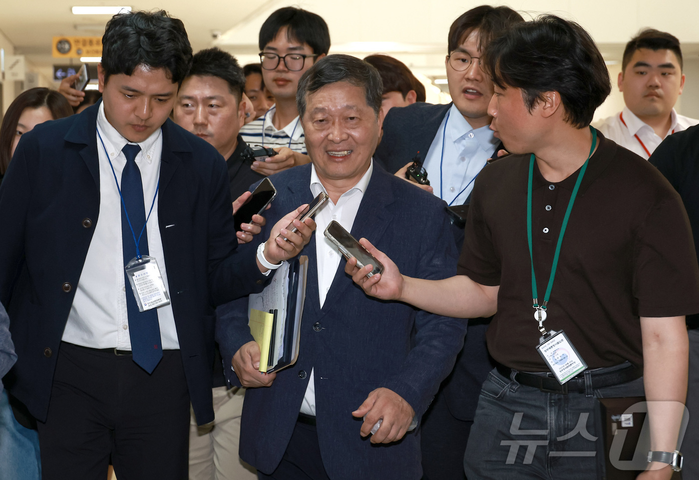 (세종=뉴스1) 김기남 기자 = 박수근 중앙노동위원회 위원장이 18일 정부세종청사 중앙노동위원회에서 열리는 2차 삼성전자 노·사후조정 회의입장하고 있다. 2026.5.18/뉴스1