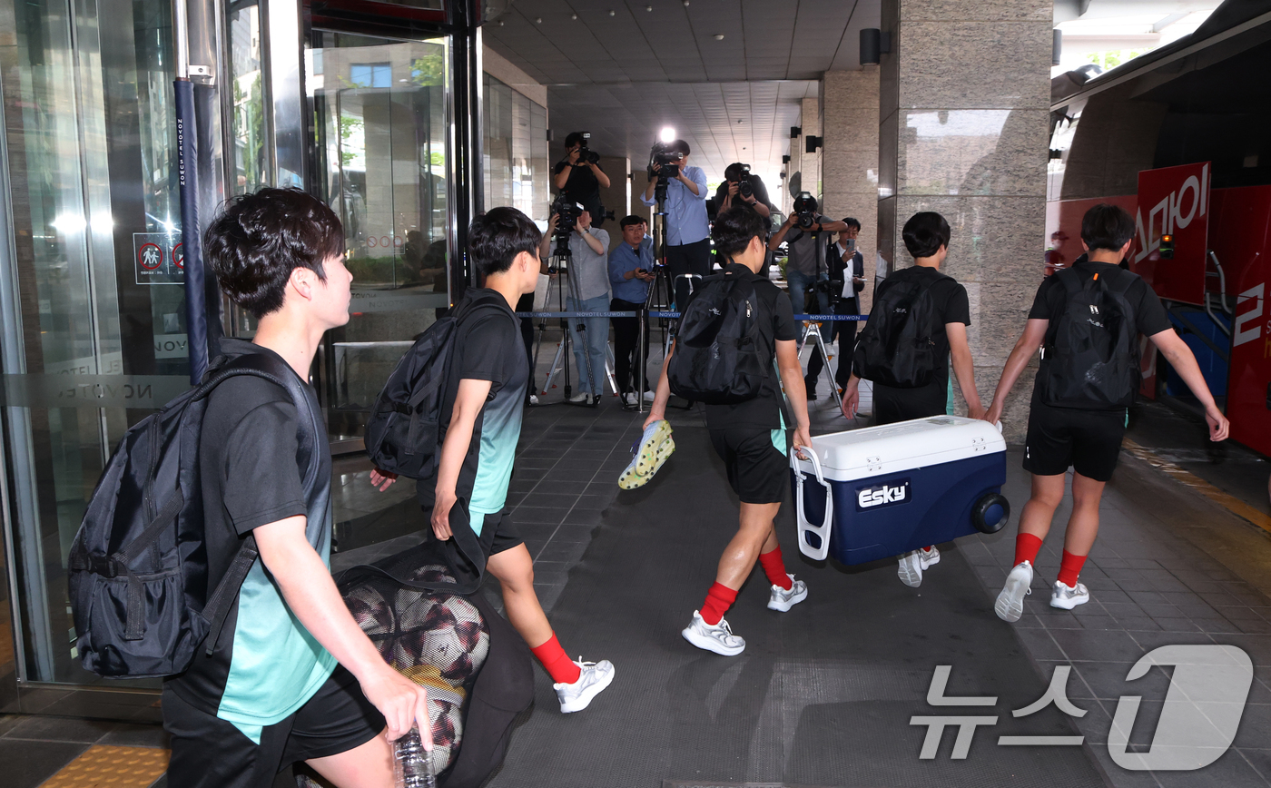 (수원=뉴스1) 김영운 기자 = 북한 여자축구팀 ‘내고향여자축구단’이 18일 숙소로 지정된 경기 수원시 팔달구 노보텔 앰배서더 수원에서 나와 훈련장으로 향하고 있다. 2026.5. …