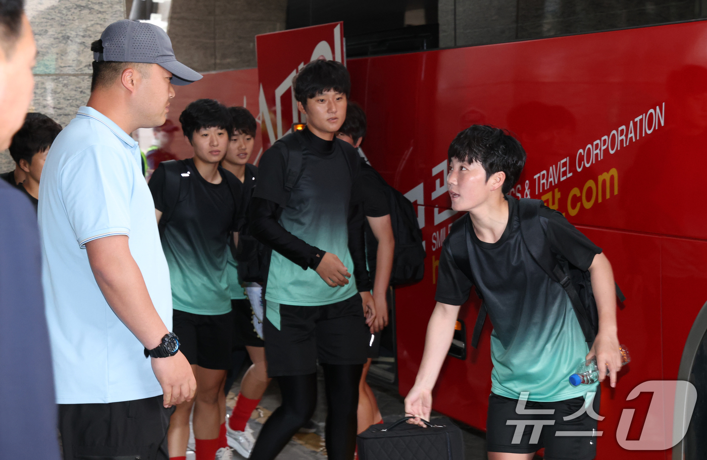 (수원=뉴스1) 김영운 기자 = 북한 여자축구팀 ‘내고향여자축구단’이 18일 숙소로 지정된 경기 수원시 팔달구 노보텔 앰배서더 수원에서 나와 훈련장으로 향하고 있다. 2026.5. …