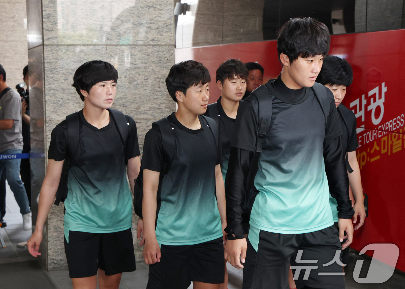 (수원=뉴스1) 김영운 기자 = 북한 여자축구팀 ‘내고향여자축구단’이 18일 숙소로 지정된 경기 수원시 팔달구 노보텔 앰배서더 수원에서 나와 훈련장으로 향하고 있다. 2026.5. …