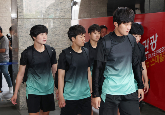 훈련장 향하는 버스 탑승하는 북한 여자축구팀