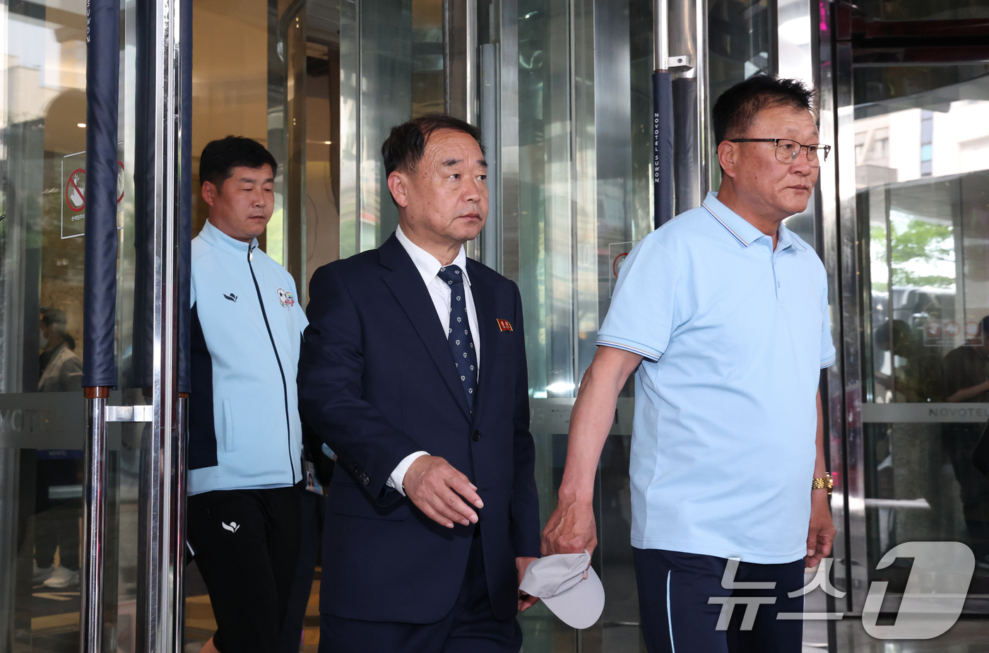 (수원=뉴스1) 김영운 기자 = 북한 여자축구팀 ‘내고향여자축구단’이 18일 숙소로 지정된 경기 수원시 팔달구 노보텔 앰배서더 수원에서 나와 훈련장으로 향하고 있다. 2026.5. …