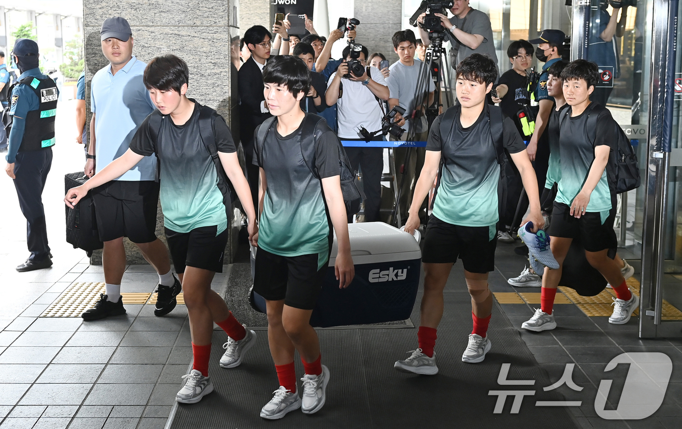 (수원=뉴스1) 김영운 기자 = 북한 여자축구팀 ‘내고향여자축구단’이 18일 숙소로 지정된 경기 수원시 팔달구 노보텔 앰배서더 수원에서 나와 훈련장으로 향하고 있다. (공동취재) …