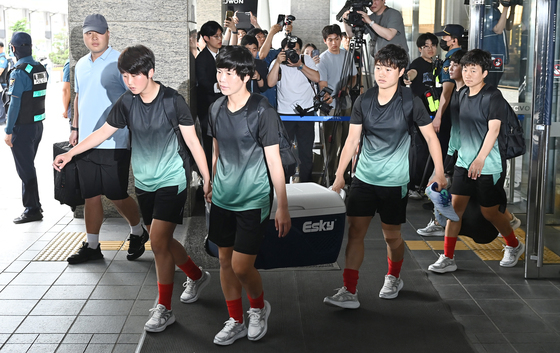 훈련장 향하는 북한 여자축구팀