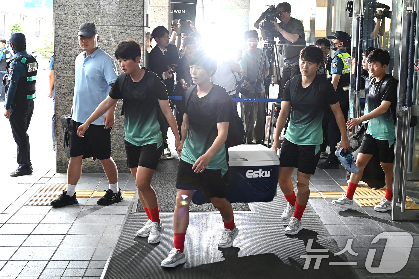 (수원=뉴스1) 김영운 기자 = 북한 여자축구팀 ‘내고향여자축구단’이 18일 숙소로 지정된 경기 수원시 팔달구 노보텔 앰배서더 수원에서 나와 훈련장으로 향하고 있다. (공동취재) …