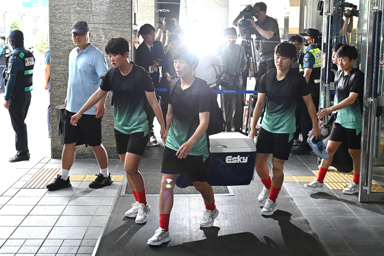 훈련장 향하는 북한 여자축구팀