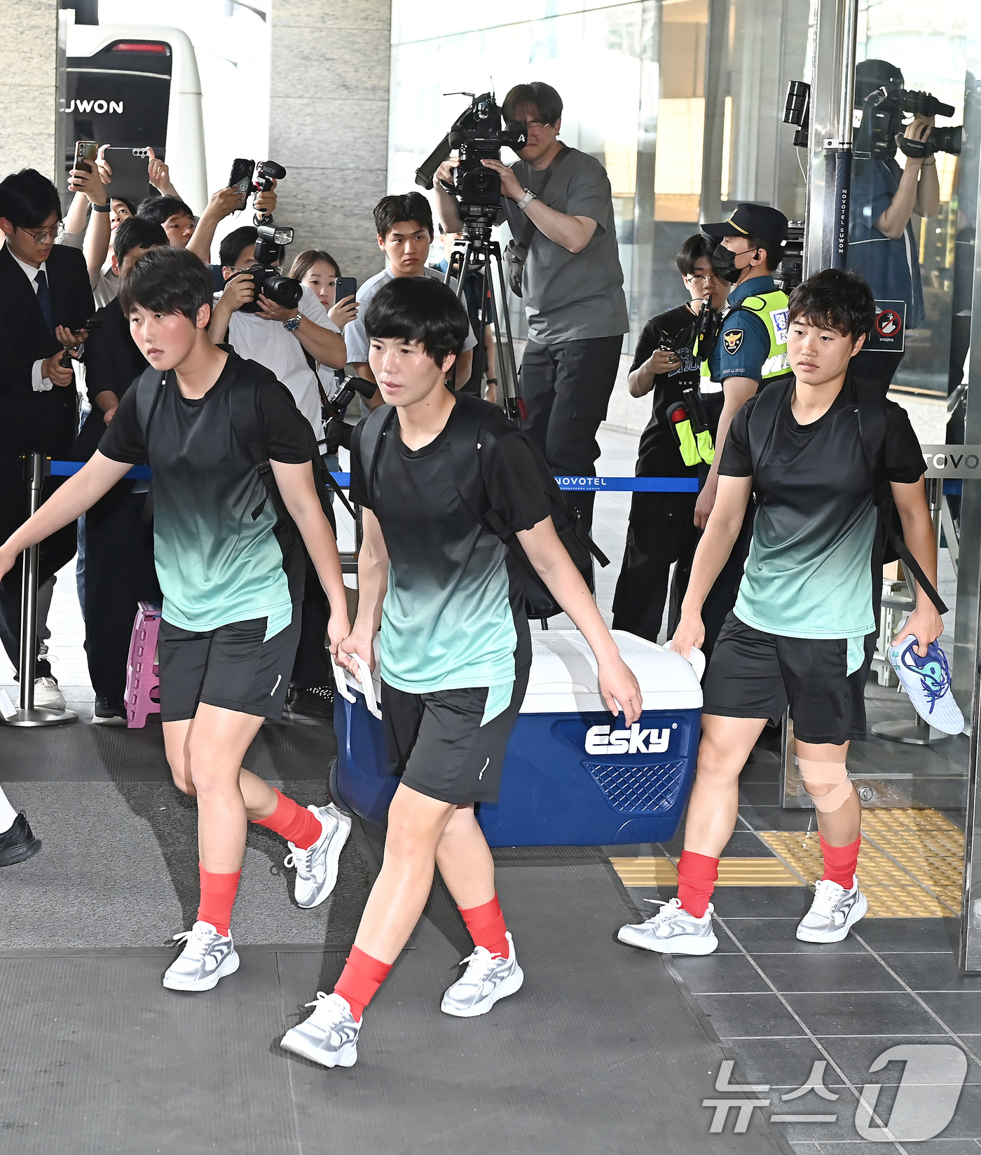 (수원=뉴스1) 김영운 기자 = 북한 여자축구팀 ‘내고향여자축구단’이 18일 숙소로 지정된 경기 수원시 팔달구 노보텔 앰배서더 수원에서 나와 훈련장으로 향하고 있다. (공동취재) …