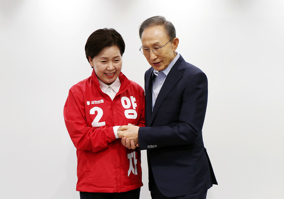 양향자 후보 손 꼭 잡아준 이명박 전 대통령
