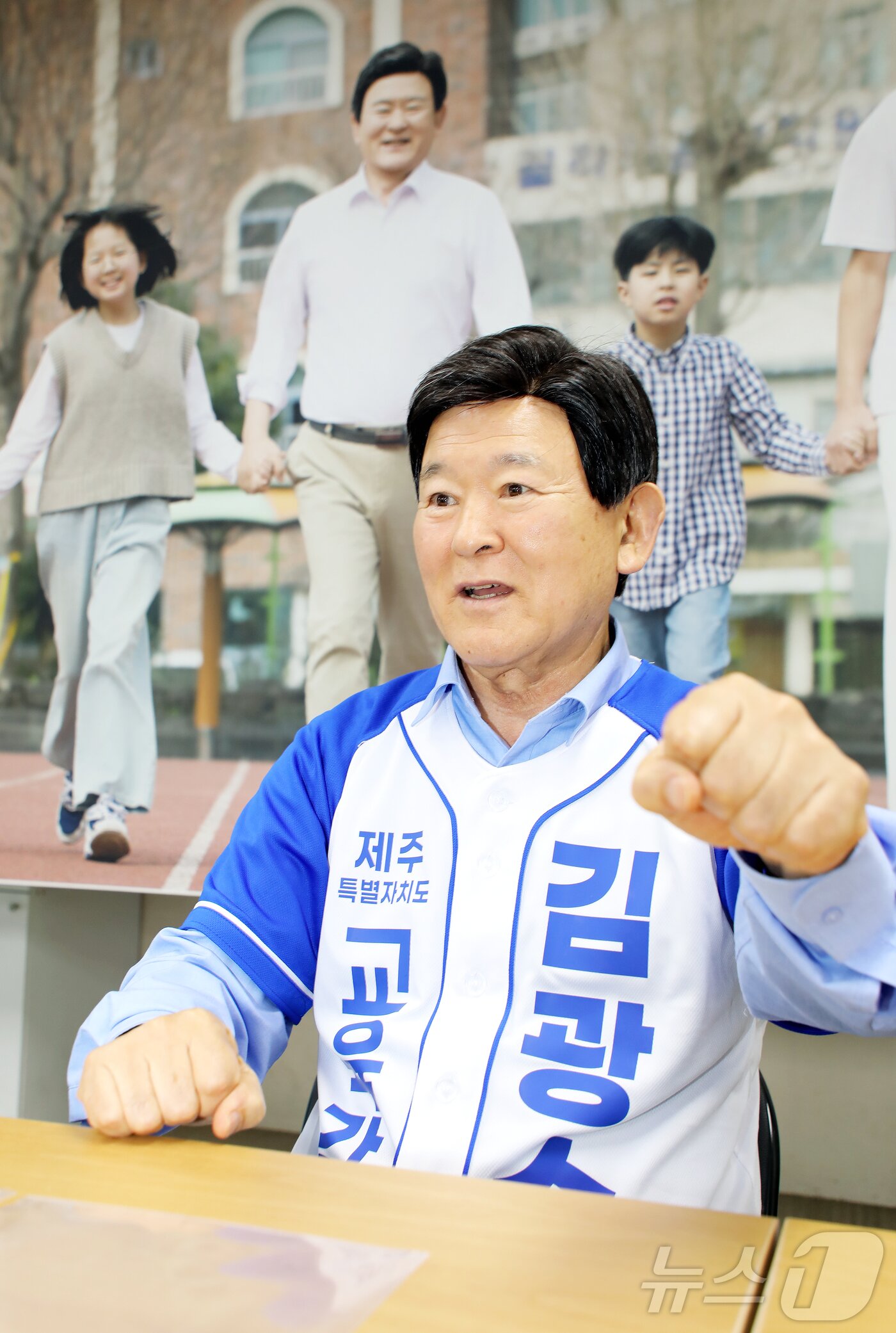 본문 이미지 - 뉴스1 제주본부와 인터뷰하고 있는 김광수 제주도교육감 후보. 2026.5.18 ⓒ 뉴스1 오미란 기자