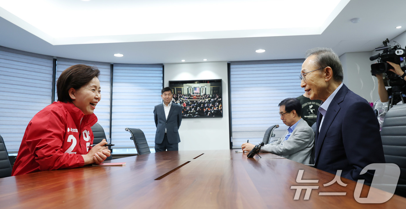 (서울=뉴스1) 박지혜 기자 = 양향자 국민의힘 경기지사 후보가 18일 서울 서초동 영포빌딩에서 이명박 전 대통령을 예방해 환담을 나누고 있다. 2026.5.18/뉴스1