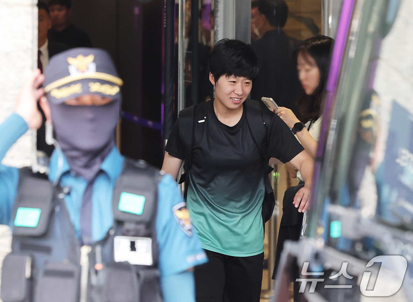 (수원=뉴스1) 김영운 기자 = 북한 여자축구팀 ‘내고향여자축구단’이 18일 숙소로 지정된 경기 수원시 팔달구 노보텔 앰배서더 수원에서 나와 훈련장으로 향하고 있다. (공동취재) …