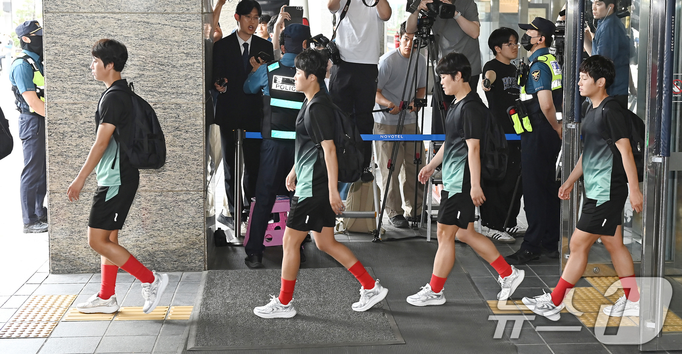 (수원=뉴스1) 김영운 기자 = 북한 여자축구팀 ‘내고향여자축구단’이 18일 숙소로 지정된 경기 수원시 팔달구 노보텔 앰배서더 수원에서 나와 훈련장으로 향하고 있다. (공동취재) …