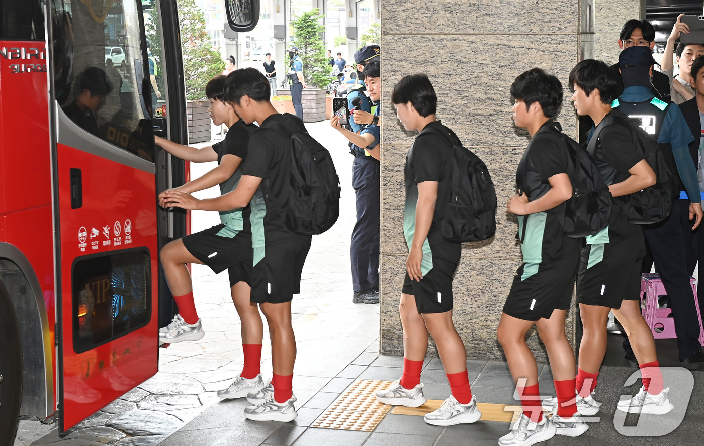 (수원=뉴스1) 김영운 기자 = 북한 여자축구팀 ‘내고향여자축구단’이 18일 숙소로 지정된 경기 수원시 팔달구 노보텔 앰배서더 수원에서 나와 훈련장으로 향하고 있다. (공동취재) …