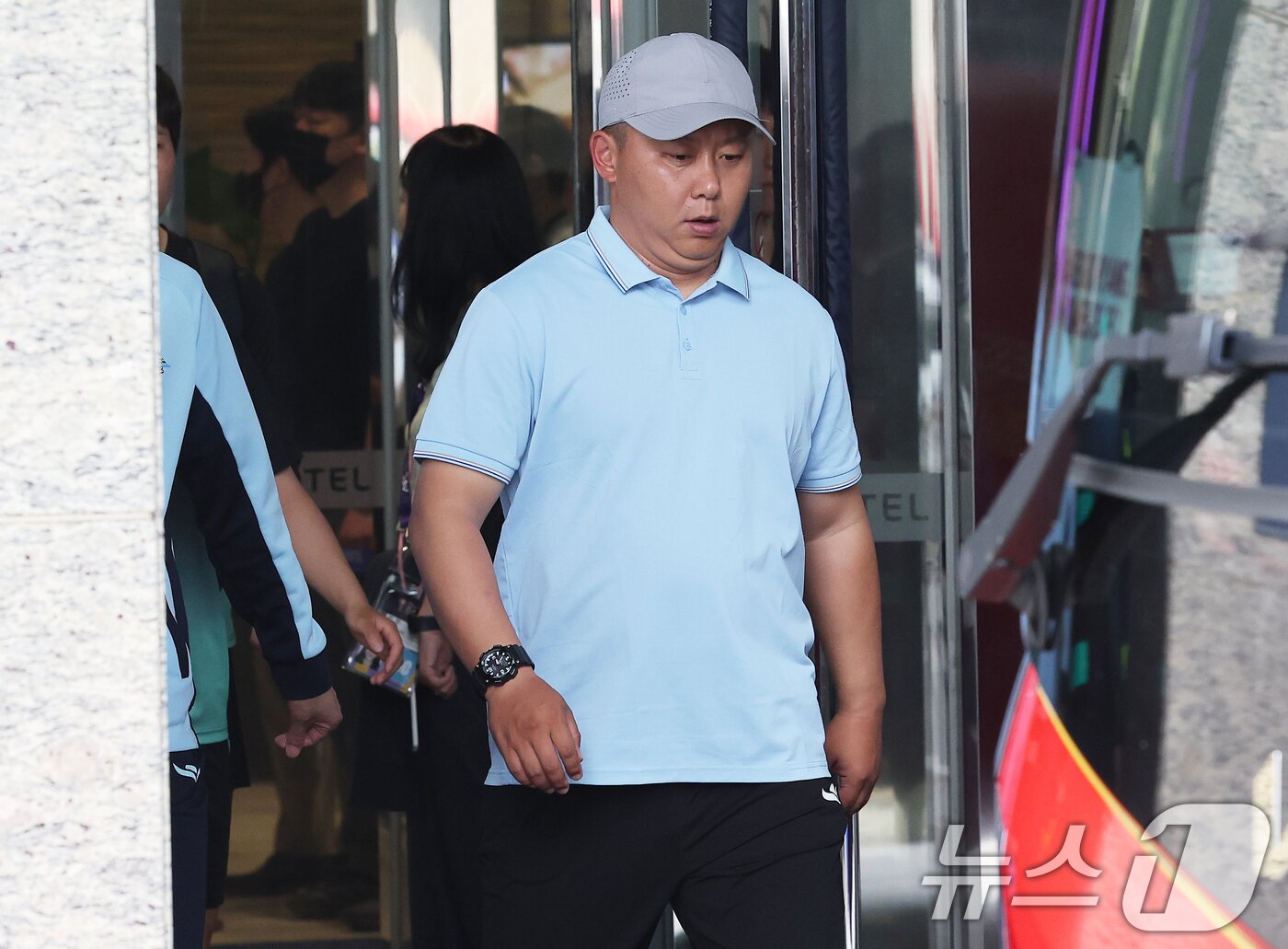 본문 이미지 - 북한 여자축구팀 ‘내고향여자축구단’ 리유일 감독이 18일 숙소로 지정된 경기 수원시 팔달구 노보텔 앰배서더 수원에서 나와 훈련장으로 향하고 있다. (공동취재) 2026.5.18 ⓒ 뉴스1 김영운 기자