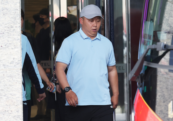 훈련장 향하는 리유일 감독