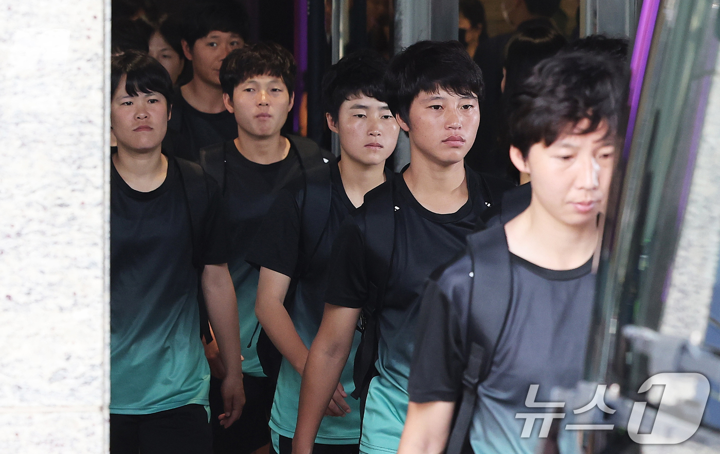 (수원=뉴스1) 김영운 기자 = 북한 여자축구팀 ‘내고향여자축구단’이 18일 숙소로 지정된 경기 수원시 팔달구 노보텔 앰배서더 수원에서 나와 훈련장으로 향하고 있다. (공동취재) …